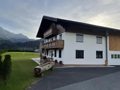 Ein allgemeiner Bergblick oder ein Berglick von der Ferienwohnung aus