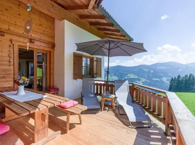 Ein allgemeiner Bergblick oder ein Berglick von des Ferienhauses aus