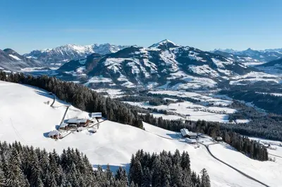 Ein allgemeiner Bergblick oder ein Berglick von des Ferienhauses aus
