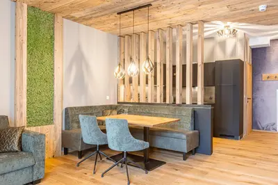 Ein Sitzbereich in der Unterkunft Zillertal Suites Fügen by ALPS RESORTS