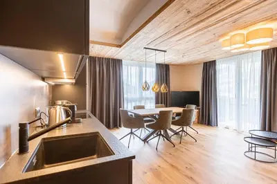 Küche/Küchenzeile in der Unterkunft Zillertal Suites Fügen by ALPS RESORTS