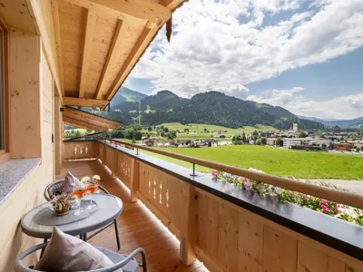 Ein allgemeiner Bergblick oder ein Berglick von des Bauernhofs aus