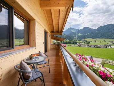 Ein allgemeiner Bergblick oder ein Berglick von des Bauernhofs aus