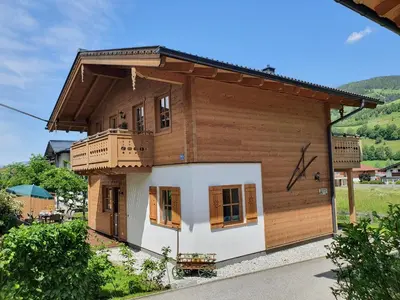 Das Gebäude in dem sich das Ferienhaus befindet