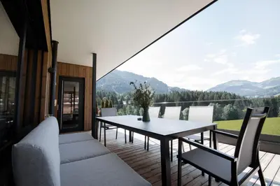 Ein allgemeiner Bergblick oder ein Berglick von des Aparthotels aus