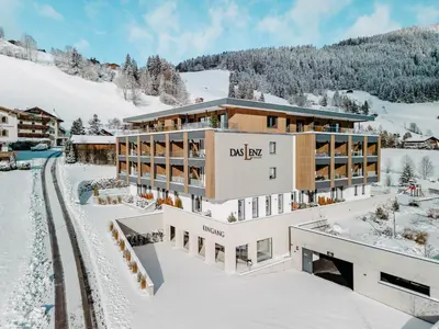 Ein allgemeiner Bergblick oder ein Berglick von des Aparthotels aus