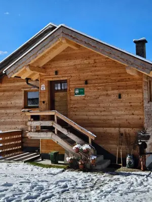 Das Gebäude in dem sich das Ferienhaus befindet