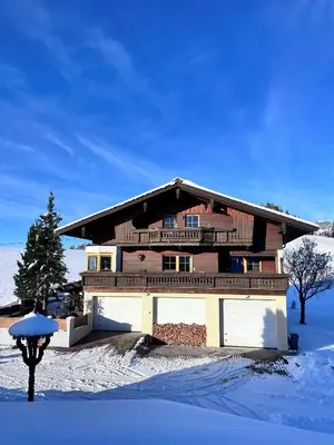 Das Gebäude in dem sich das Ferienhaus befindet