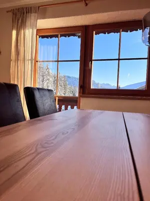 Ein allgemeiner Bergblick oder ein Berglick von des Ferienhauses aus