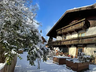 Haus am Bach im Winter