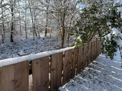 Haus am Bach im Winter