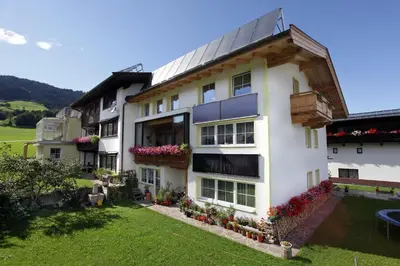 Das Gebäude in dem sich die Ferienwohnung befindet