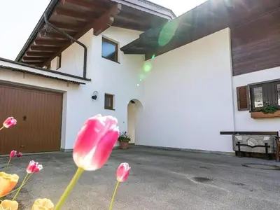 Das Gebäude in dem sich das Ferienhaus befindet