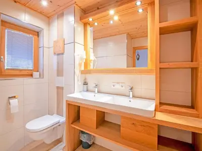 Ein Badezimmer in der Unterkunft Chalet in Fügen near Spieljoch Ski Lift