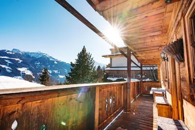 Ein allgemeiner Bergblick oder ein Berglick von des Chalets aus