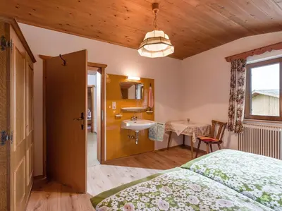Ein Bett oder Betten in einem Zimmer der Unterkunft Wolkenmooshof