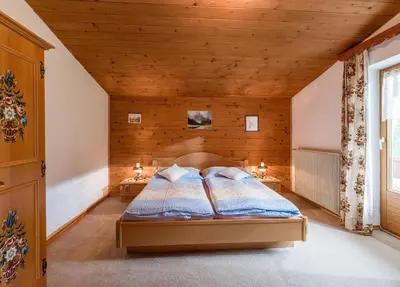 Ein Bett oder Betten in einem Zimmer der Unterkunft Wolkenmooshof