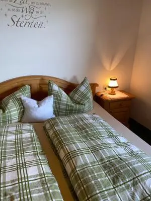 Ein Bett oder Betten in einem Zimmer der Unterkunft Ferienwohnung Birkenheim