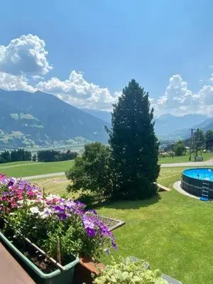 Ein allgemeiner Bergblick oder ein Berglick von der Ferienwohnung aus