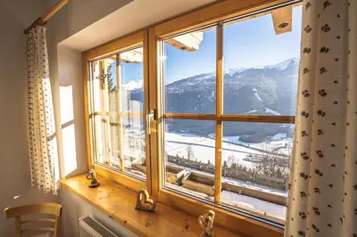 Ein allgemeiner Bergblick oder ein Berglick von des Chalets aus