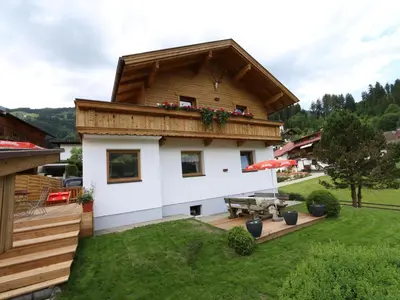 Ein Garten an der Unterkunft Chalet in Fügen near Spieljoch Ski Lift