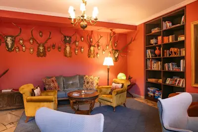 Ein Sitzbereich in der Unterkunft HENRI Hotel Kitzbühel