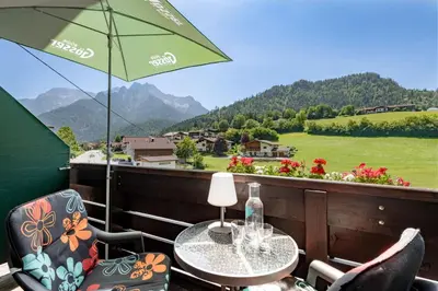 Ein allgemeiner Bergblick oder ein Berglick von der Pension aus