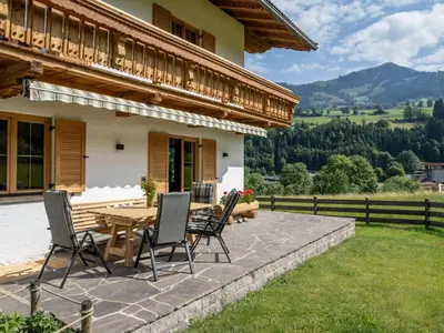 Ein allgemeiner Bergblick oder ein Berglick von des Ferienhauses aus
