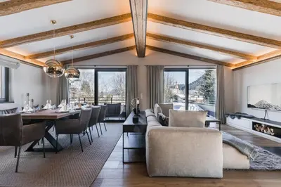 Ein Sitzbereich in der Unterkunft Genießen Sie Bergblick & Sauna im modernen Chalet